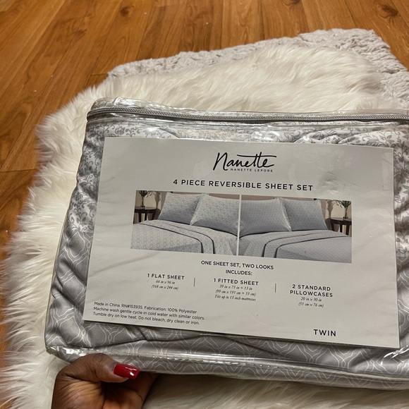 NANETTE LEPORE 4 PIECE REVERSIBLE SHEET SET - Picture 8 of 9